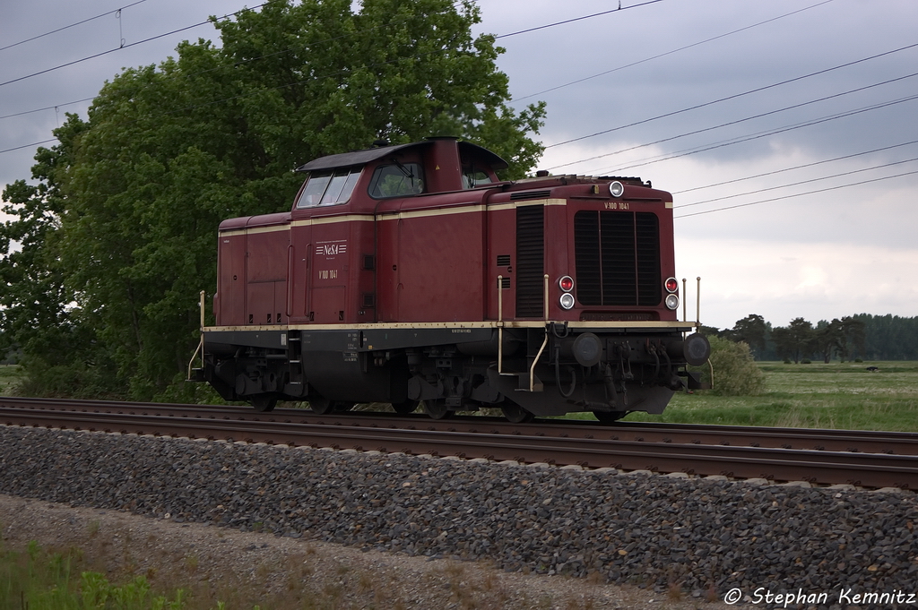 V 100 1041 (211 041-9) NeSA - Neckar-Schwarzwald-Alb Eisenbahnbetriebsgesellschaft mbH kam als Lz durch Vietznitz und fuhr in Richtung Friesack weiter. 21.05.2013
