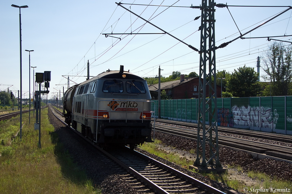 V6 (216 014-1) mkb - Mindener Kreisbahnen GmbH mit einem Kesselwagen  Dieselkraftstoff oder Gasl oder Heizl (leicht)  in Rathenow, in Richtung Wustermark unterwegs. 25.05.2012