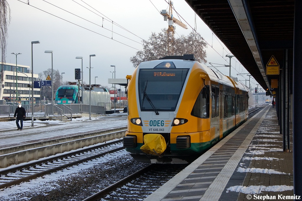 VT 646.043 (646 043-9) ODEG - Ostdeutsche Eisenbahn GmbH als OE51 (OE 68970) von Brandenburg Hbf nach Rathenow, bei der Ausfahrt aus dem Brandenburger Hbf. Im Bahnhof steht die teilweise verhllte Bugalok 182 013-3. 06.12.2012