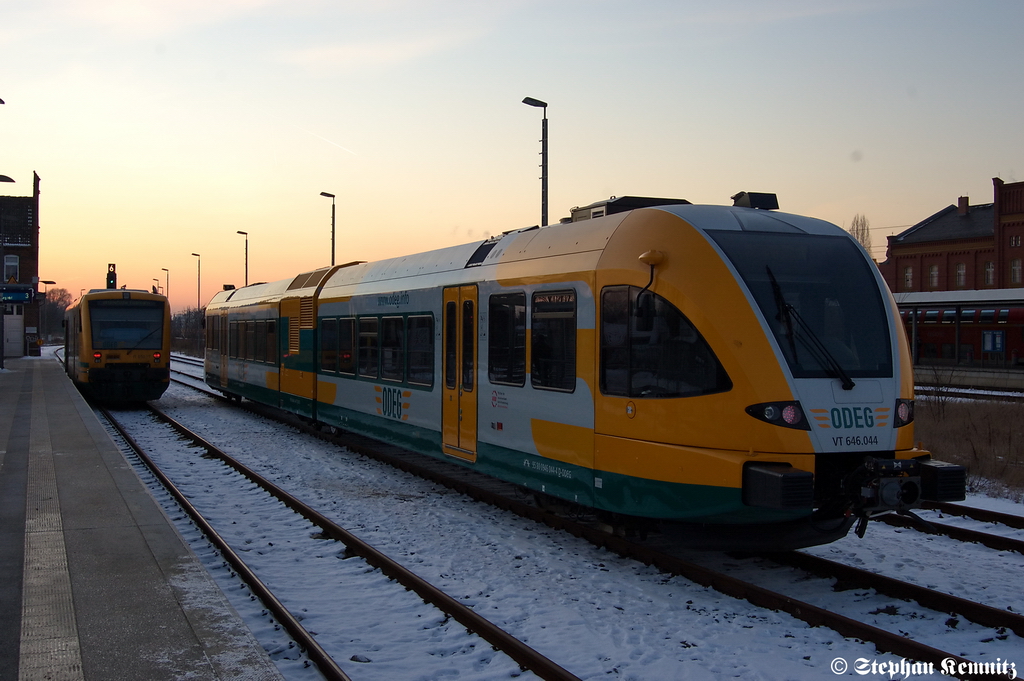 VT 650.077 (650 077-0) & VT 646.044 (646 044-7) der ODEG - Ostdeutsche Eisenbahn GmbH stehen im Rathenower Hbf. 08.02.2012