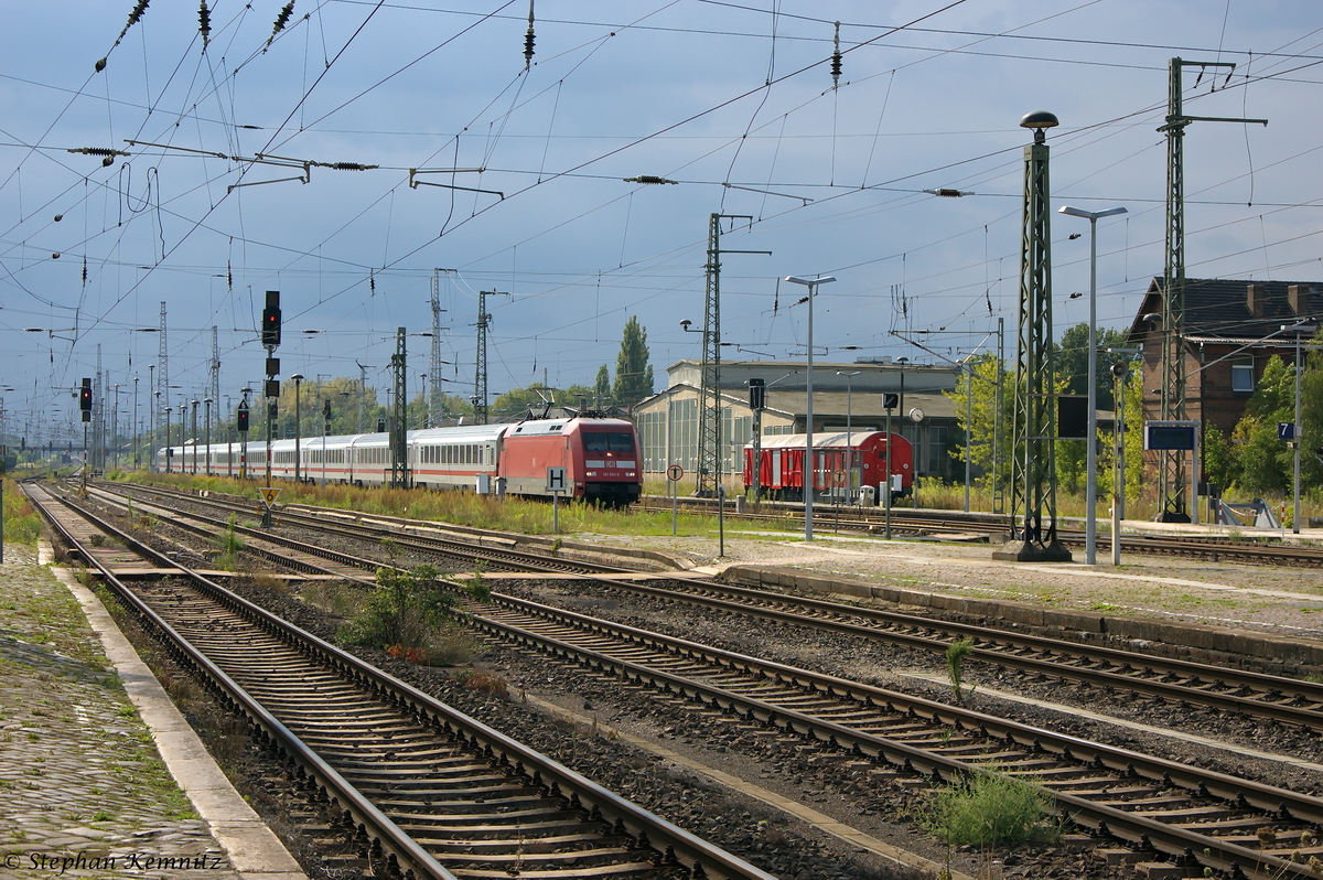101 001-6 mit dem IC 145 von Amsterdam Centraal nach Berlin Ostbahnhof, bei der Einfahrt in Stendal. 14.08.2014