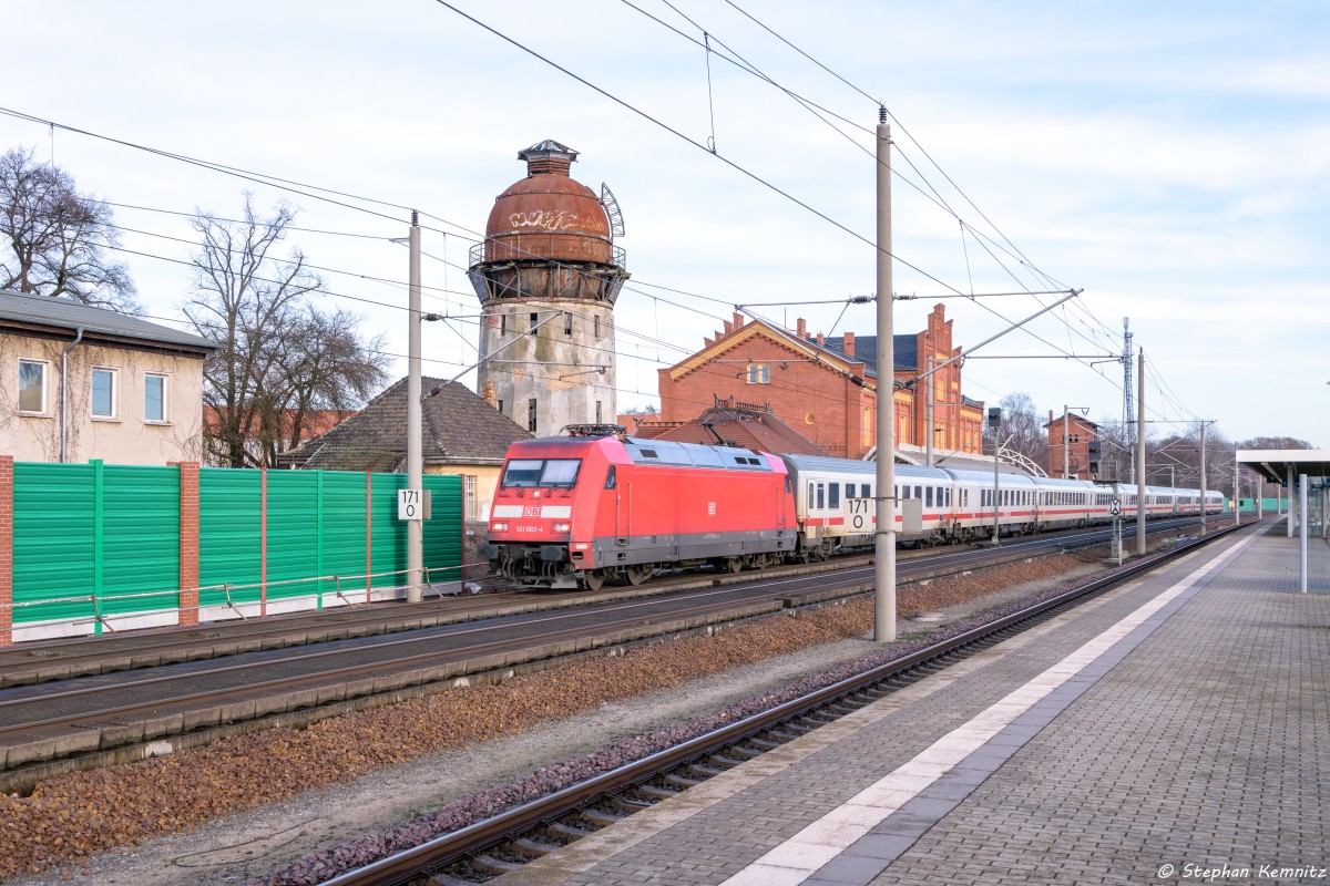 101 002-4 mit dem IC 144 (Berlin Ostbahnhof - Amsterdam Centraal) in Rathenow. 14.01.2016

