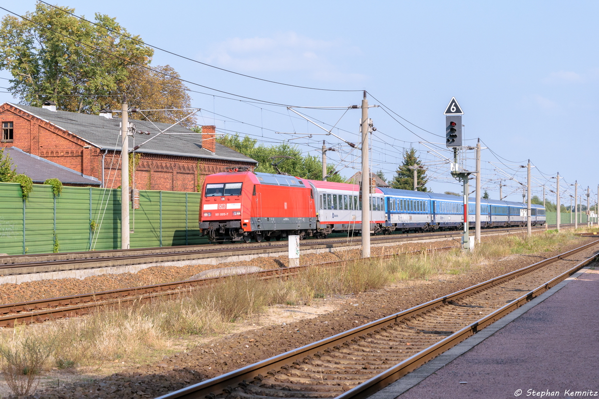 101 005-7 mit dem EC 174  Robert Schumann  von Praha hl.n. nach Hamburg-Altona in Großwudicke. Wegen  Feuerwehreinsatz auf Bahngelände  wurde der Eurocity über Stendal nach Wittenberge umgeleitet. 09.09.2016