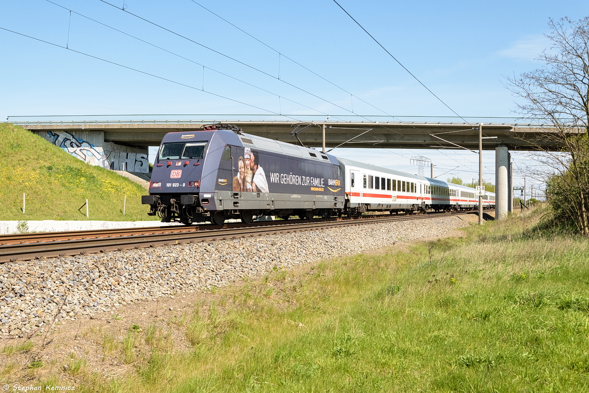 101 023-0  Bahn BKK  mit dem IC 1917 von Berlin Südkreuz nach Karlsruhe Hbf in Nennhausen. 07.05.2017