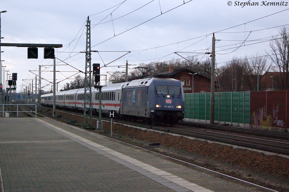 101 025-5  25 Jahre Starlight-Express  mit dem IC 143 von Amsterdam Centraal nach Berlin Ostbahnhof, bei der Durchfahrt in Rathenow. 09.01.2014
