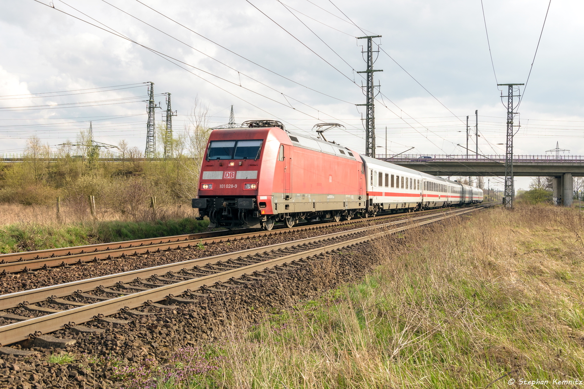 101 028-9 mit dem IC 2442 von Dresden Hbf nach Kln Hbf in Stendal. Wegen einem  Feuerwehreinsatz auf Bahngelnde  auf der KBS 310, wurde der Intercity ber Stendal und Wolfsburg umgeleitet. 08.04.2016