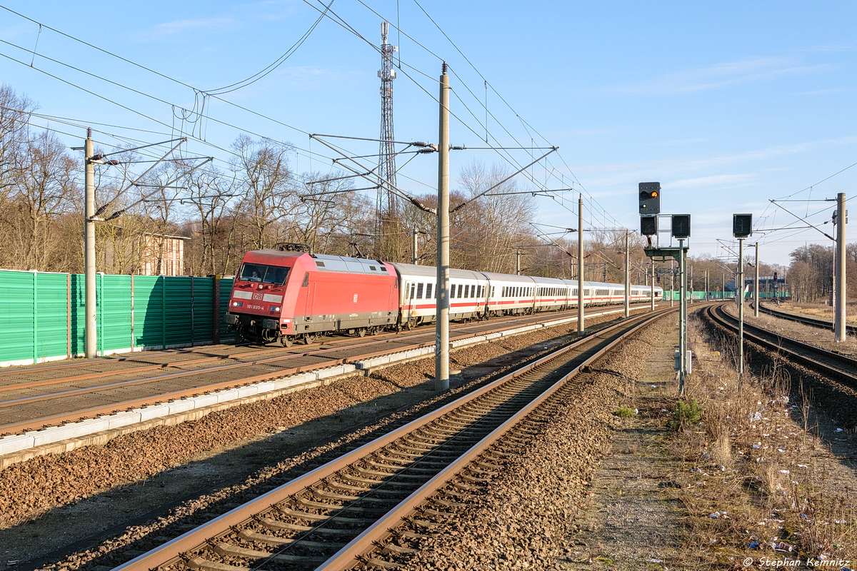 101 035-4 mit dem IC 146 von Berlin Ostbahnhof nach Amsterdam Centraal in Rathenow. 26.12.2017