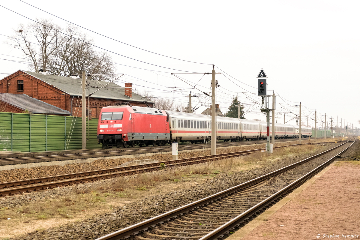 101 045-3 mit dem IC 146 von Berlin Ostbahnhof nach Amsterdam Centraal in Großwudicke. 29.12.2015