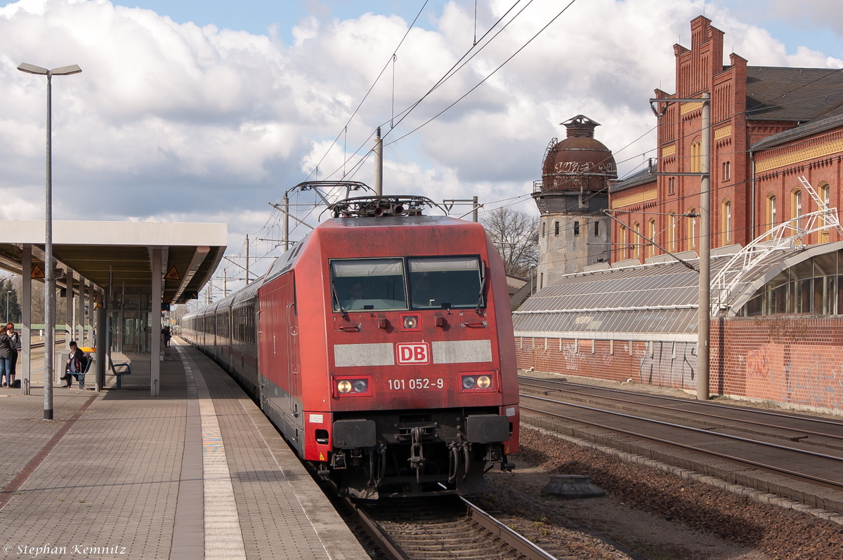 101 052-9 mit dem IC 245 von Deventer nach Berlin Hbf (tief) in Rathenow. 18.04.2015