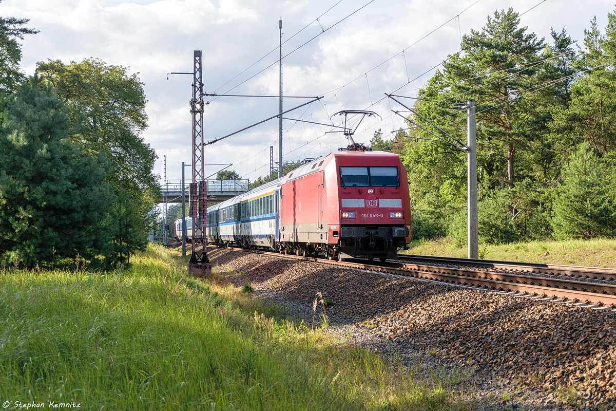 101 056-0 mit dem IC 2071 von Hamburg-Altona nach Berlin Südkreuz, bei Friesack. Am Zugende schob die 101 116-2. 29.07.2017