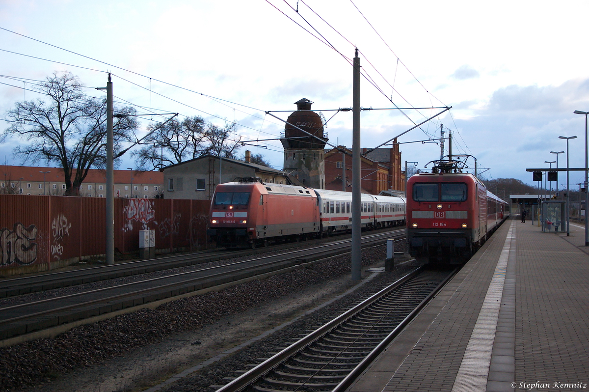 101 063-6 mit dem IC 1927 von Berlin Südkreuz nach Köln Hbf, bei der Durchfahrt in Rathenow. 02.03.2015
