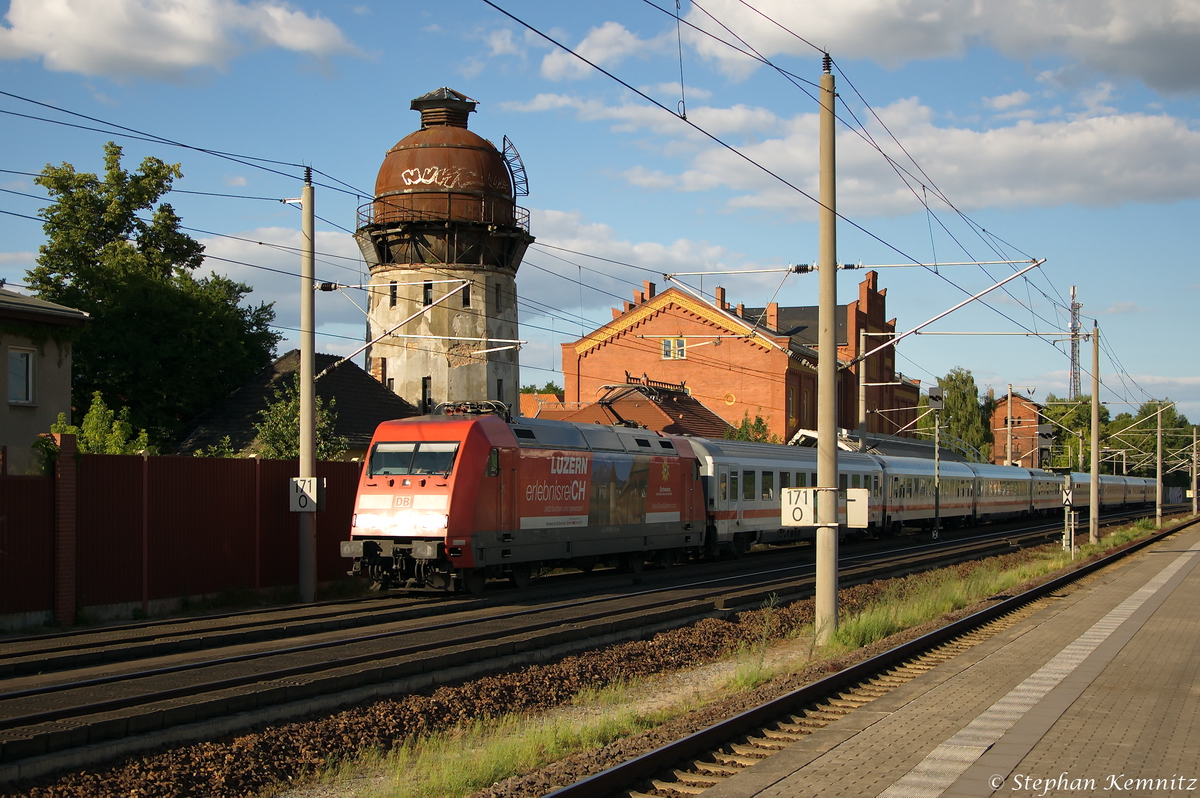 101 080-0  LUZERN erlebnisreiCH  mit dem IC 2427  UrlaubsExpress Mecklenburg- Vorpommern  von Ostseebad Binz nach Köln Hbf, bei der Durchfahrt in Rathenow. 15.06.2014
