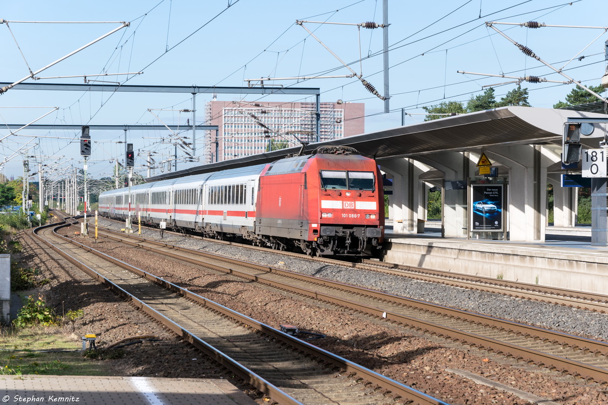 101 086-7 mit dem IC 245 von Amsterdam Centraal nach Berlin Südkreuz, bei der Einfahrt in den Wolfsburger Hbf. 25.09.2015