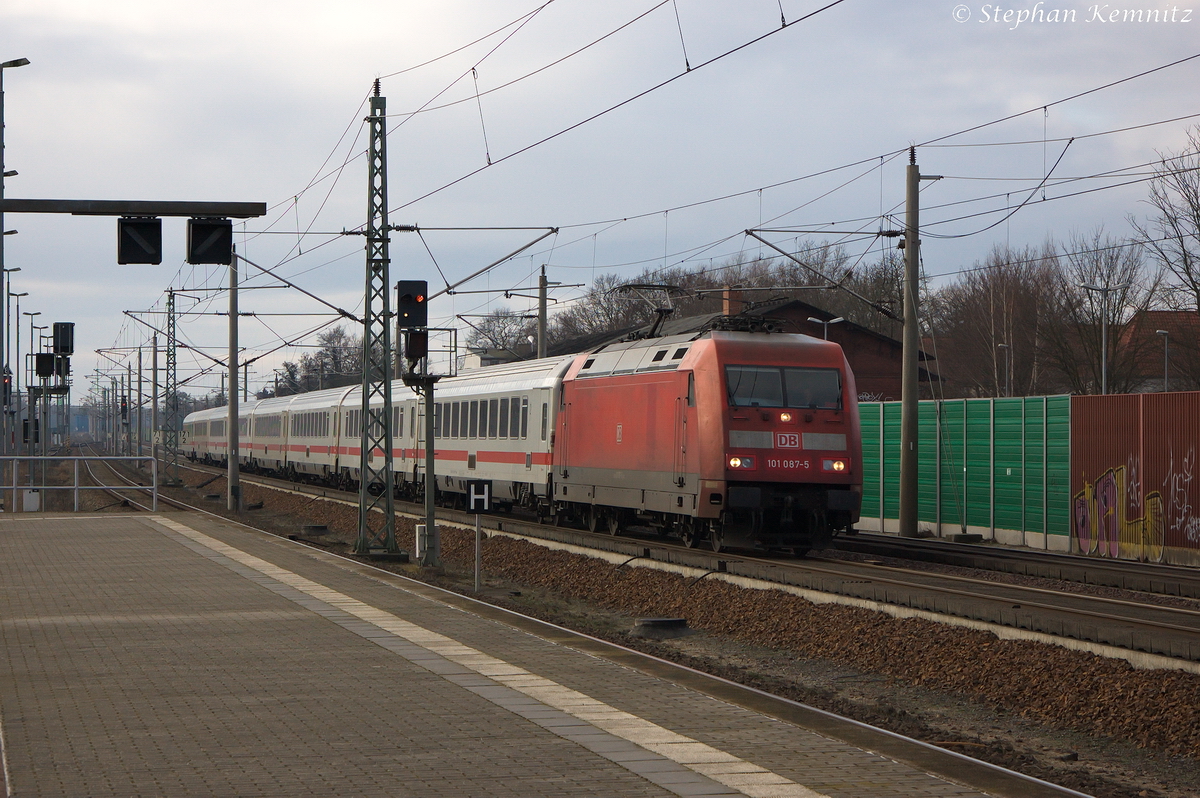 101 087-5 mit dem IC 2904 (zustzlicher Zug) von Hannover Hbf nach Berlin Ostbahnhof, bei der Durchfahrt in Rathenow. 17.01.2014