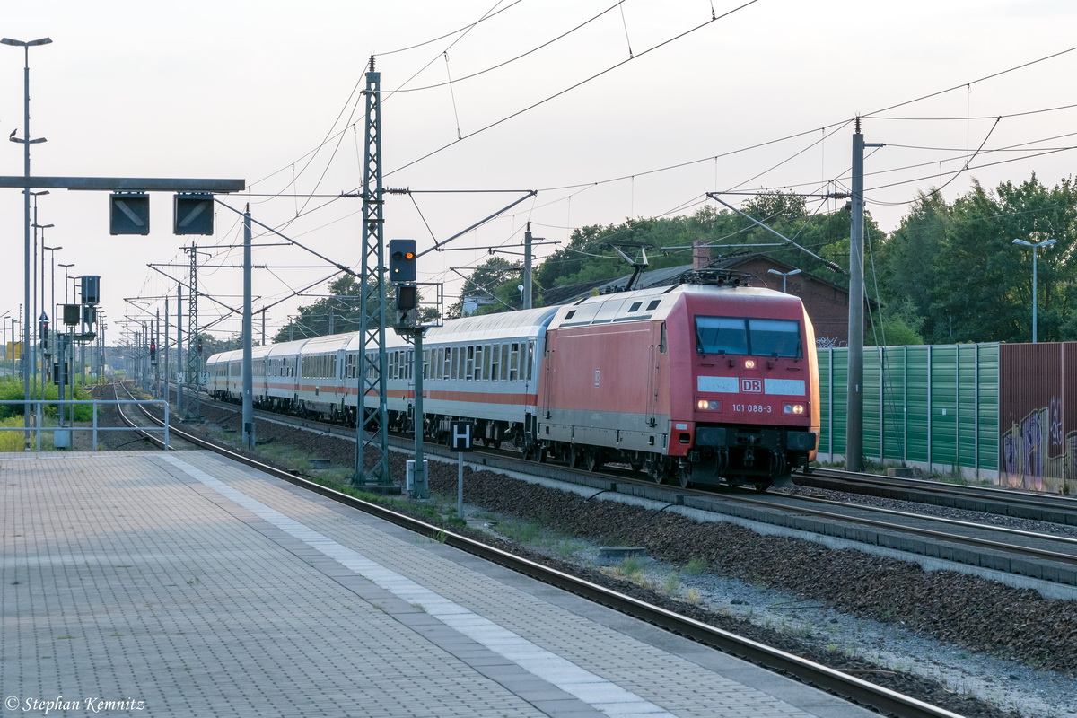 101 088-3 mit dem IC 1920 (Köln Hbf - Berlin Südkreuz), bei der Durchfahrt in Rathenow. 11.08.2015