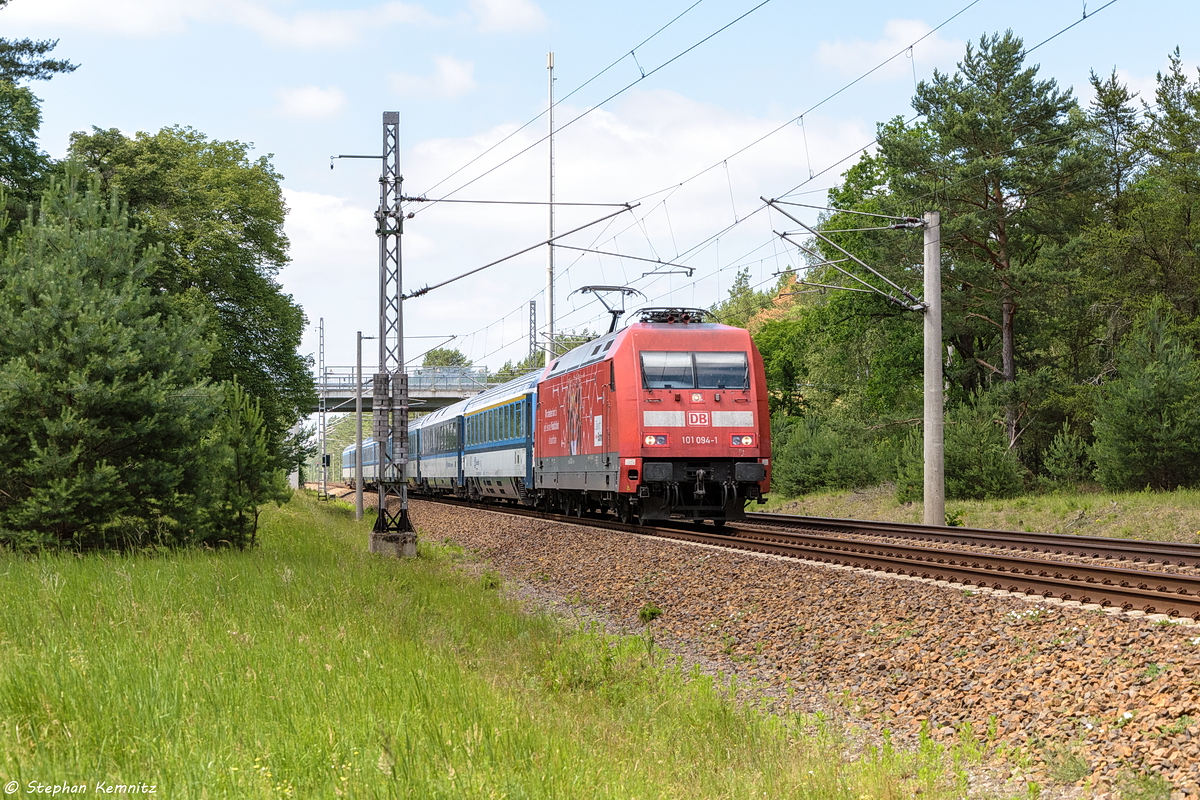 101 094-1  DB Zukunft Bahn  mit dem EC 177  Johannes Brahms  von Hamburg-Altona nach Praha hl.n. bei Friesack. 18.06.2017


