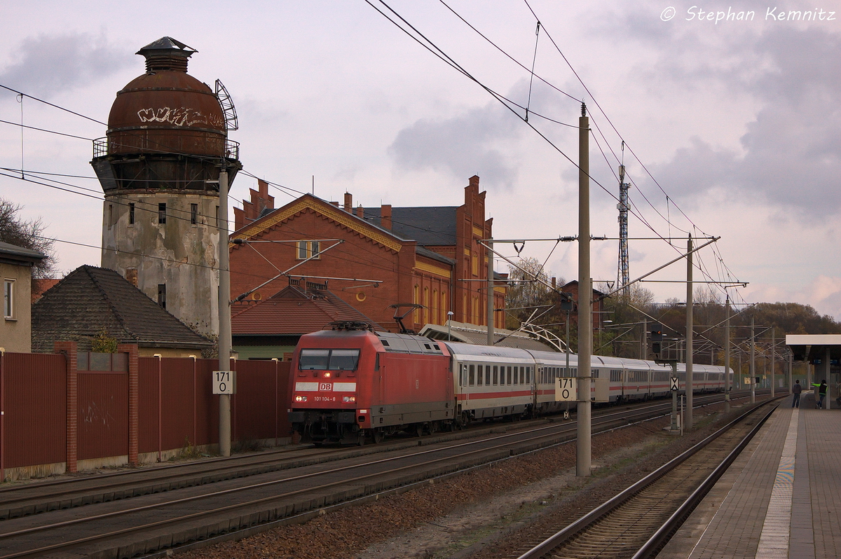 101 104-8 mit dem IC 144 von Berlin Ostbahnhof nach Bad Bentheim in Rathenow. 08.11.2013