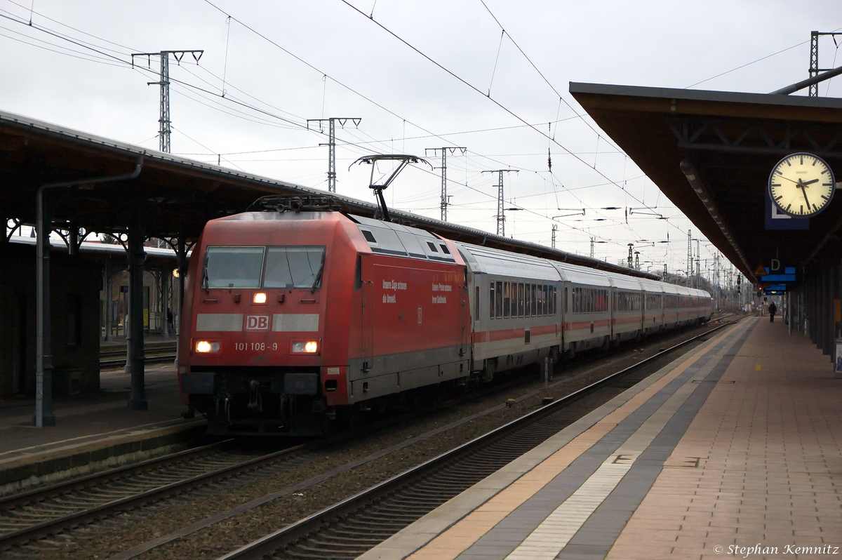 101 108-9 mit dem IC 143 von Amsterdam Centraal nach Berlin Ostbahnhof, bei der Einfahrt in Stendal. 24.12.2014