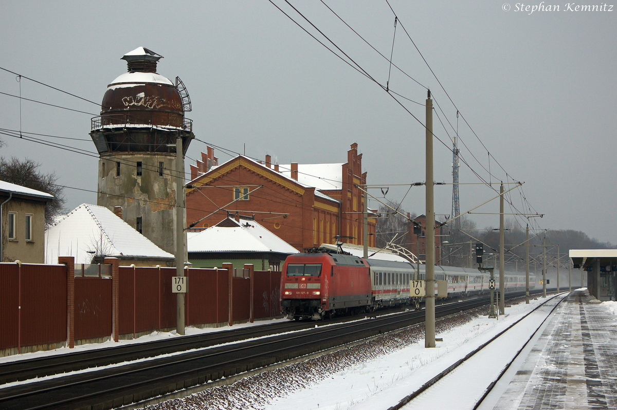 101 127-9 mit dem IC 142 von Berlin Ostbahnhof nach Amsterdam Centraal in Rathenow. 27.01.2014