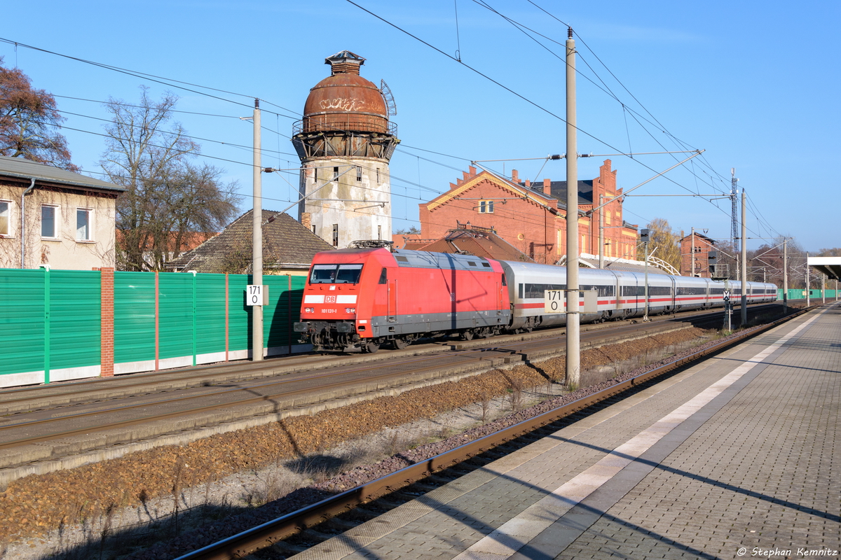 101 131-1 mit dem IC 1075 von Berlin Südkreuz nach Frankfurt(Main)Hbf in Rathenow. 13.11.2016