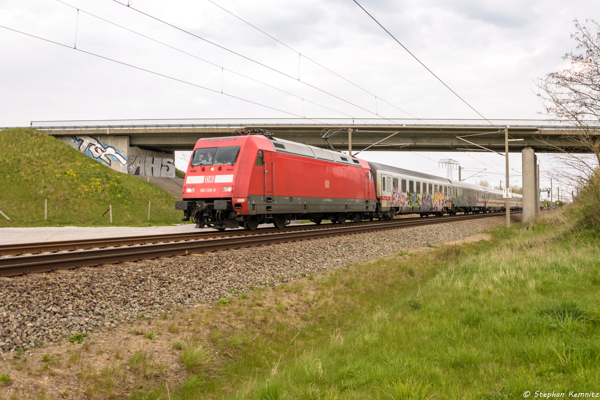 101 138-6 mit dem IC 140 von Berlin Ostbahnhof nach Amsterdam Centraal in Nennhausen. Netten Gruß an den Tf! 30.04.2016
