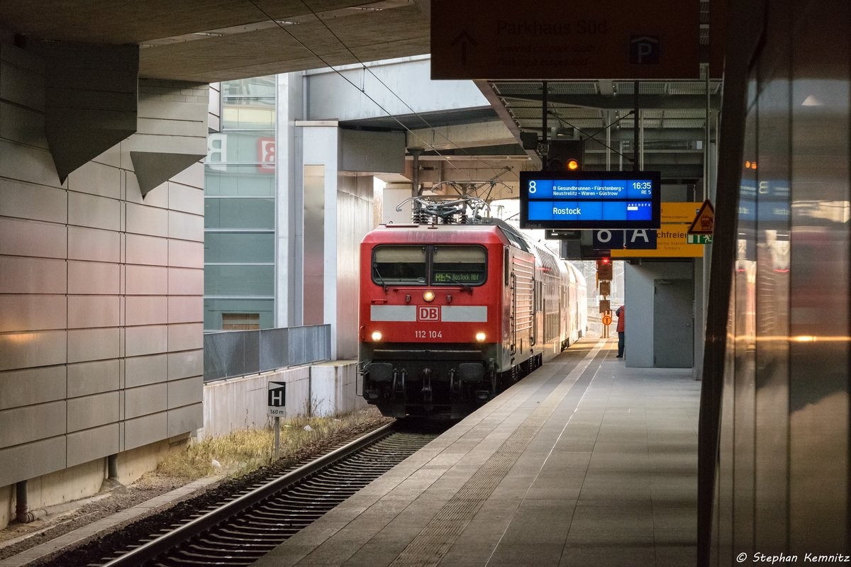 112 104 mit dem RE5 (RE 4362) von Elsterwerda nach Rostock Hbf, bei der Einfahrt in Berlin Südkreuz. 27.02.2016