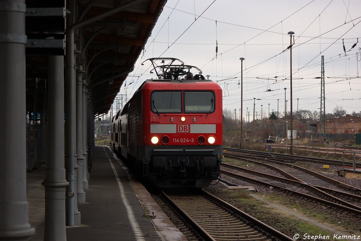 114 024-3 mit der RB29 (RB 17568) von Stendal nach Salzwedel in Stendal. 15.12.2013