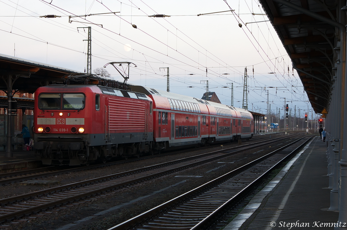 114 039-1 mit dem RE20 (RE 17620) von Halle(Saale)Hbf nach Uelzen in Stendal. 15.12.2013