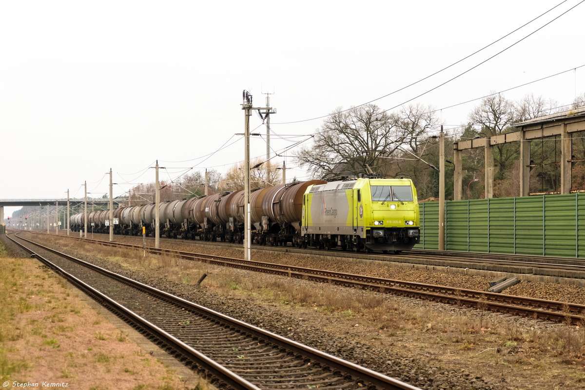 119 005-6 Alpha Trains für RheinCargo GmbH & Co. KG mit einem Kesselzug  Umweltgefährdender Stoff, flüssig  in Großwudicke und fuhr weiter in Richtung Rathenow. 29.12.2015