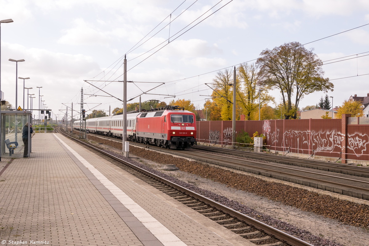 120 108-6 mit dem IC 1931 von Hamburg Hbf nach Berlin Südkreuz in Rathenow. 23.10.2015