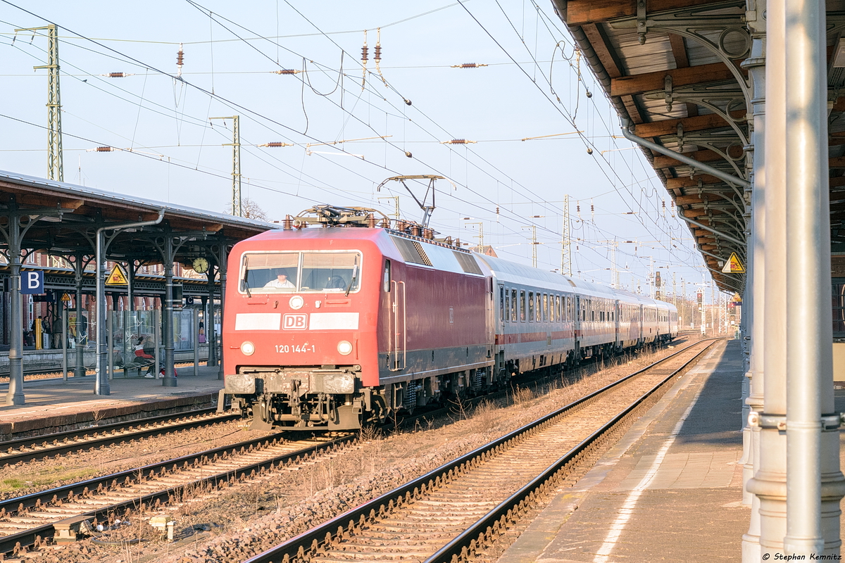 120 144-1 mit einer leeren IC Ersatzzug Garnitur in Stendal und fuhr weiter in Richtung Wolfsburg. 24.03.2018
