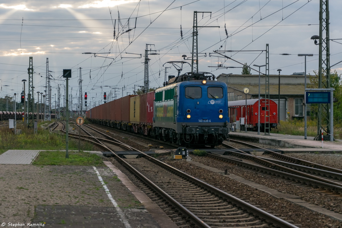 140 838-4 EGP - Eisenbahngesellschaft Potsdam mbH mit einem Containerzug von Hamburg-Waltershof nach Berlin Westhafen in Stendal. 25.09.2015