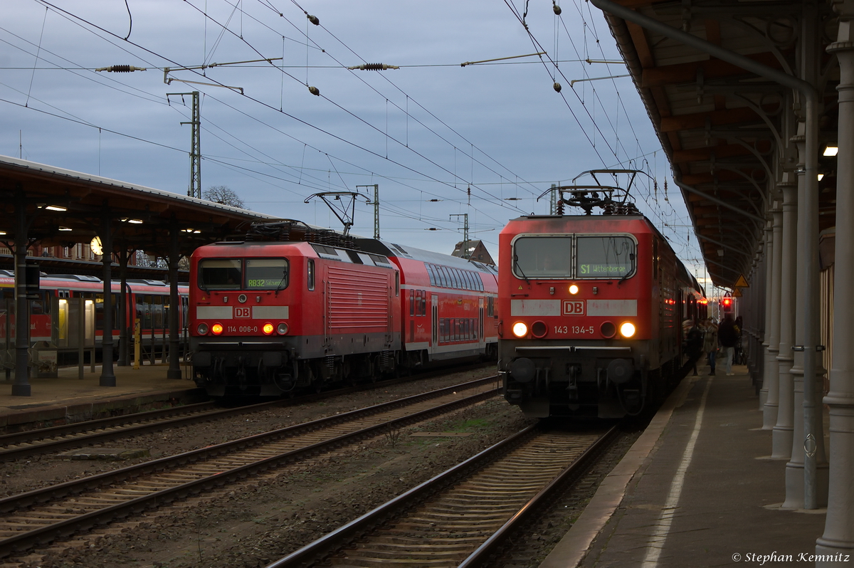 143 134-5 mit der RB31/S1 (RB/S 17824) von Schönebeck-Bad Salzelmen nach Wittenberge und 114 006-0 mit der RB32 (RB 17572) von Stendal nach Salzwedel in Stendal. 13.01.2015