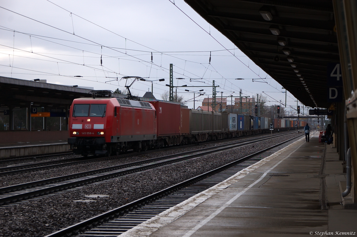 145 058-4 DB Schenker Rail Deutschland AG mit einem Containerzug in Berlin-Schönefeld Flughafen und fuhr weiter in Richtung Grünauer Kreuz weiter. 15.01.2015