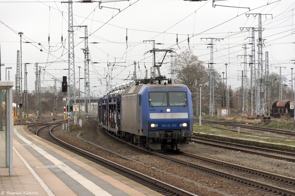 145-CL 202 (145 098-0) Alpha Trains für Crossrail AG mit einem Fiat 500 Autotransportzug in Stendal und fuhr weiter in Richtung Wolfsburg. 17.12.2015