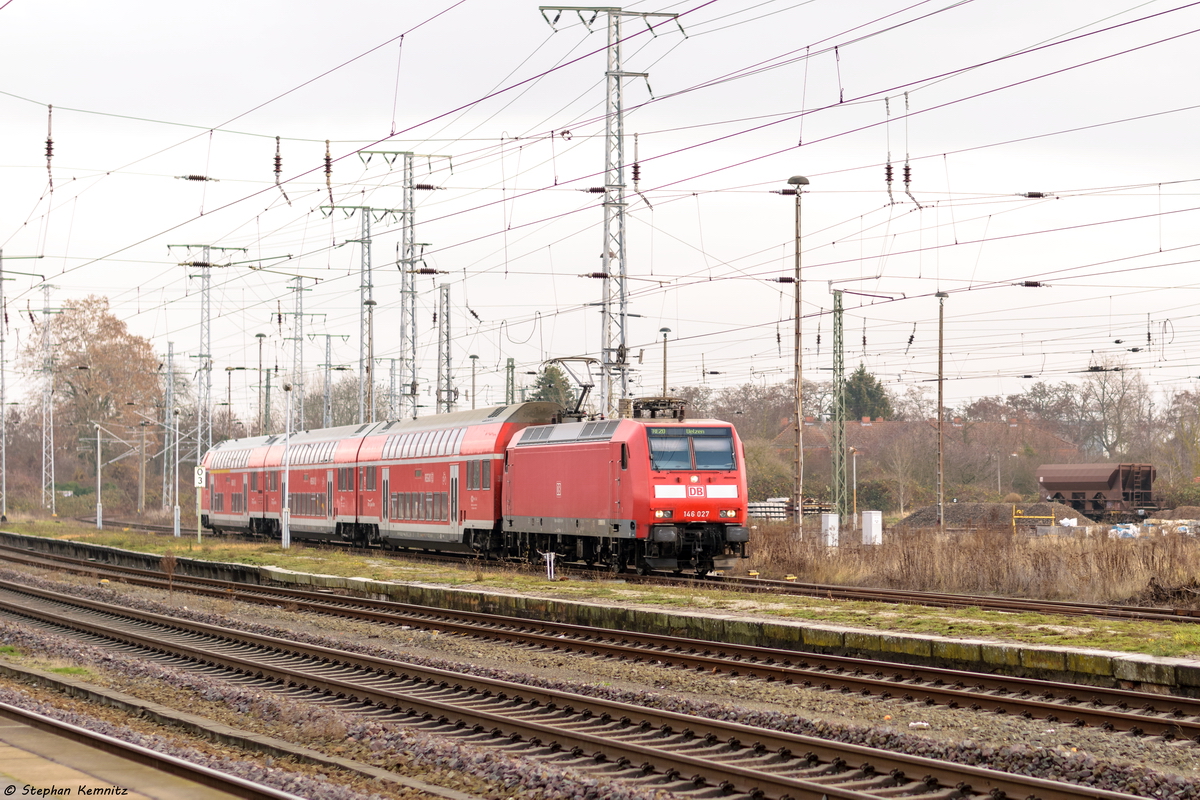 146 027 mit dem RE20 (RE 4684) von Magdeburg Hbf nach Uelzen, bei der Einfahrt in Stendal. 20.12.2018
