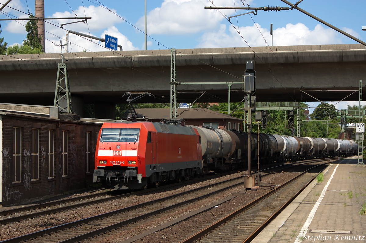 152 048-5 DB Schenker Rail Deutschland AG mit einem Kesselzug  Erwärmter, flüssiger Stoff, entzündbar, mit einem Flammpunkt über 61 °C, bei oder über seinem Flammpunkt , bei der Durchfahrt in Hamburg-Harburg und fuhr in Richtung Maschen weiter. 12.07.2014