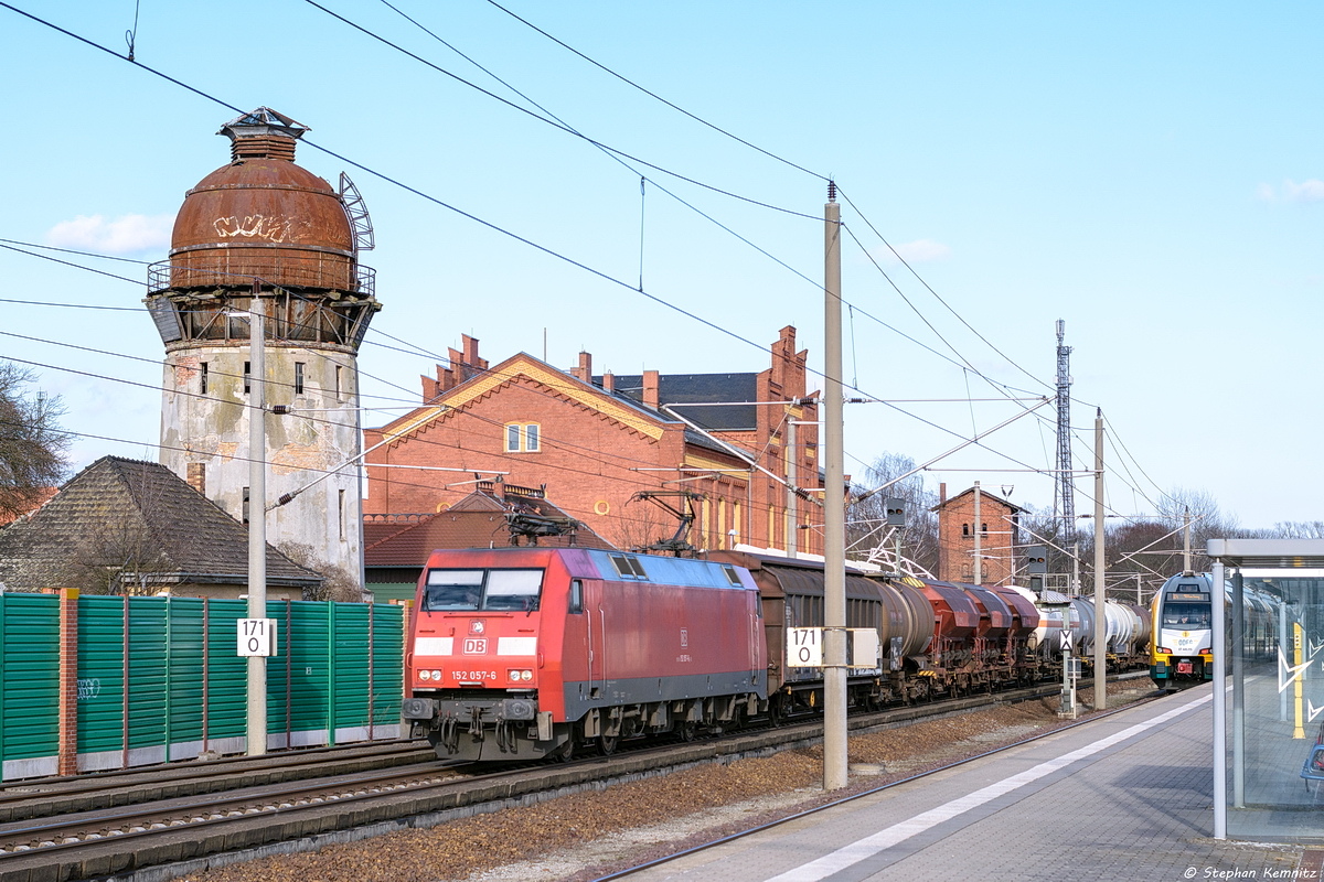 152 057-6 DB Cargo mit einem gemischtem Güterzug in Rathenow und fuhr weiter in Richtung Stendal. 08.03.2018
