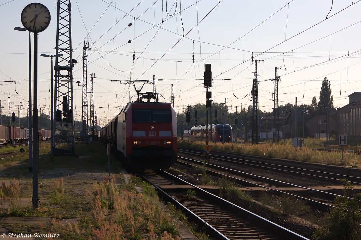 152 098-0 DB Schenker Rail Deutschland AG mit einem Kalizug in Stendal und fuhr in Richtung Magdeburg weiter. 31.07.2014
