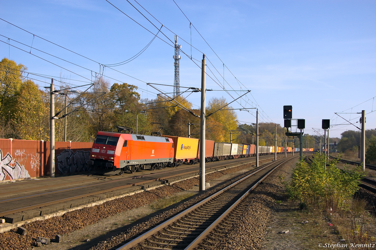 152 107-9 DB Schenker Rail Deutschland AG mit einem Containerzug in Rathenow und fuhr weiter in Richtung Stendal. 01.11.2014
