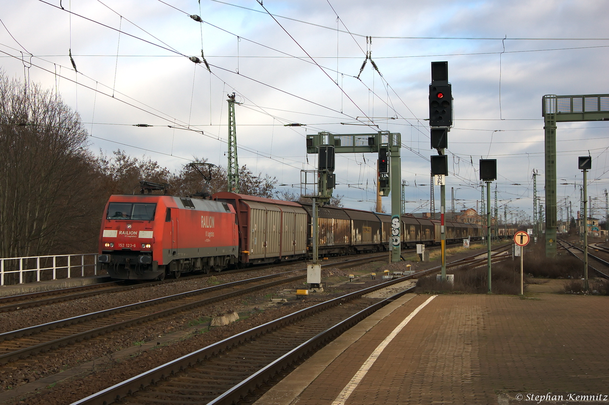 152 123-6 DB Schenker Rail Deutschland AG mit einem H-Wagen Ganzzug in Magdeburg-Neustadt und fuhr weiter in Richtung Hauptbahnhof. 13.01.2015