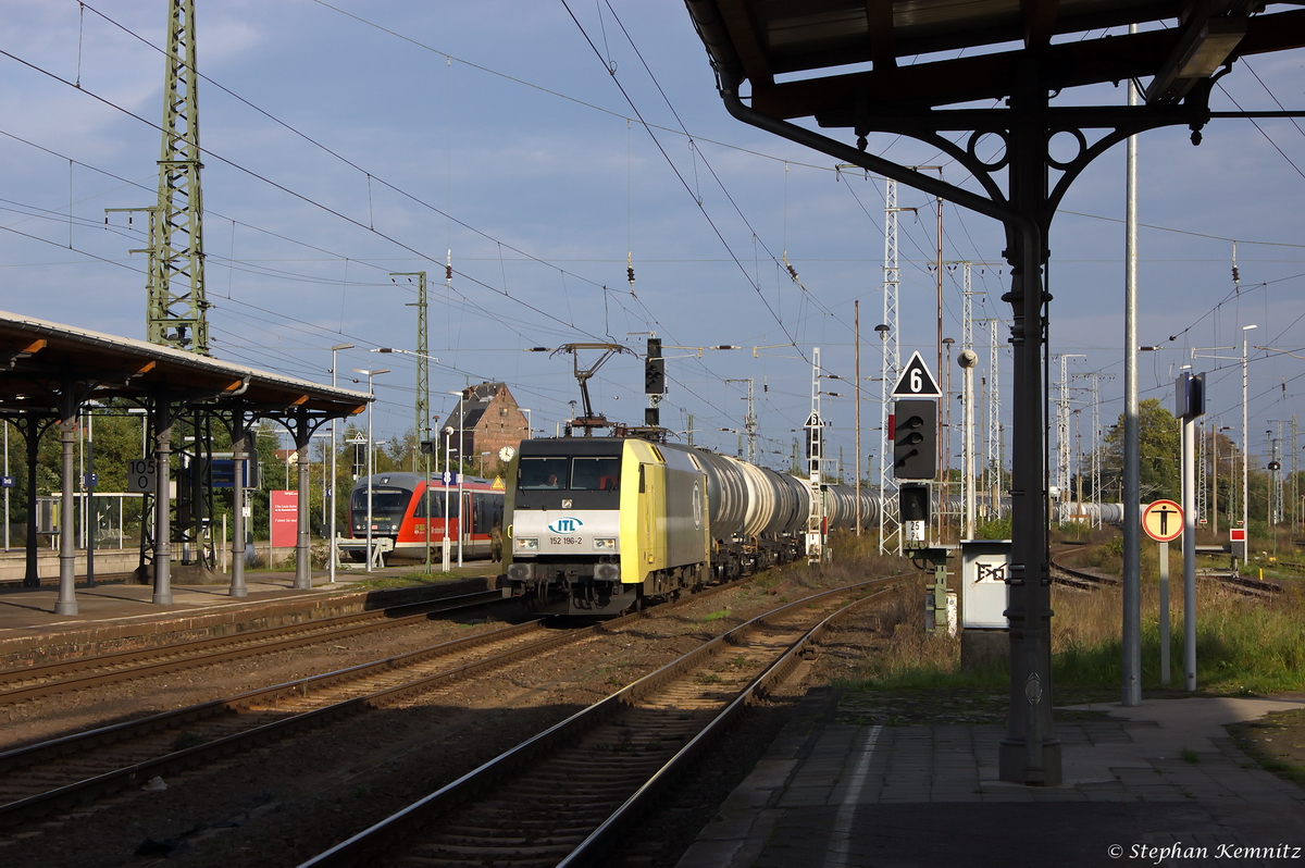 152 196-2 ITL - Eisenbahngesellschaft mbH mit einem Kesselzug  Dieselkraftstoff oder Gasöl oder Heizöl (leicht)  in Stendal und fuhr weiter in Richtung Salzwedel. 10.10.2014