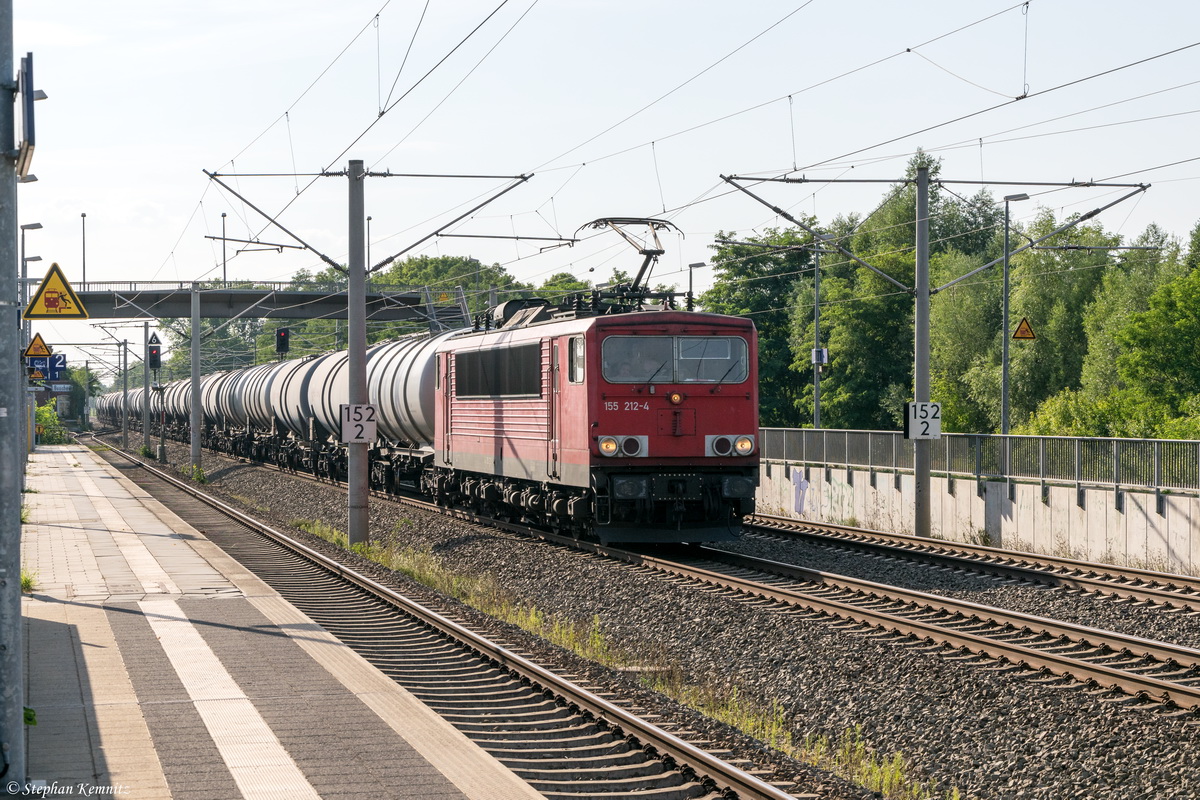155 212-4 DB Schenker Rail Deutschland AG mit einem Kesselzug  Benzin oder Ottokraftstoffe  in Buschow und fuhr weiter in Richtung Wustermark. 20.08.2015