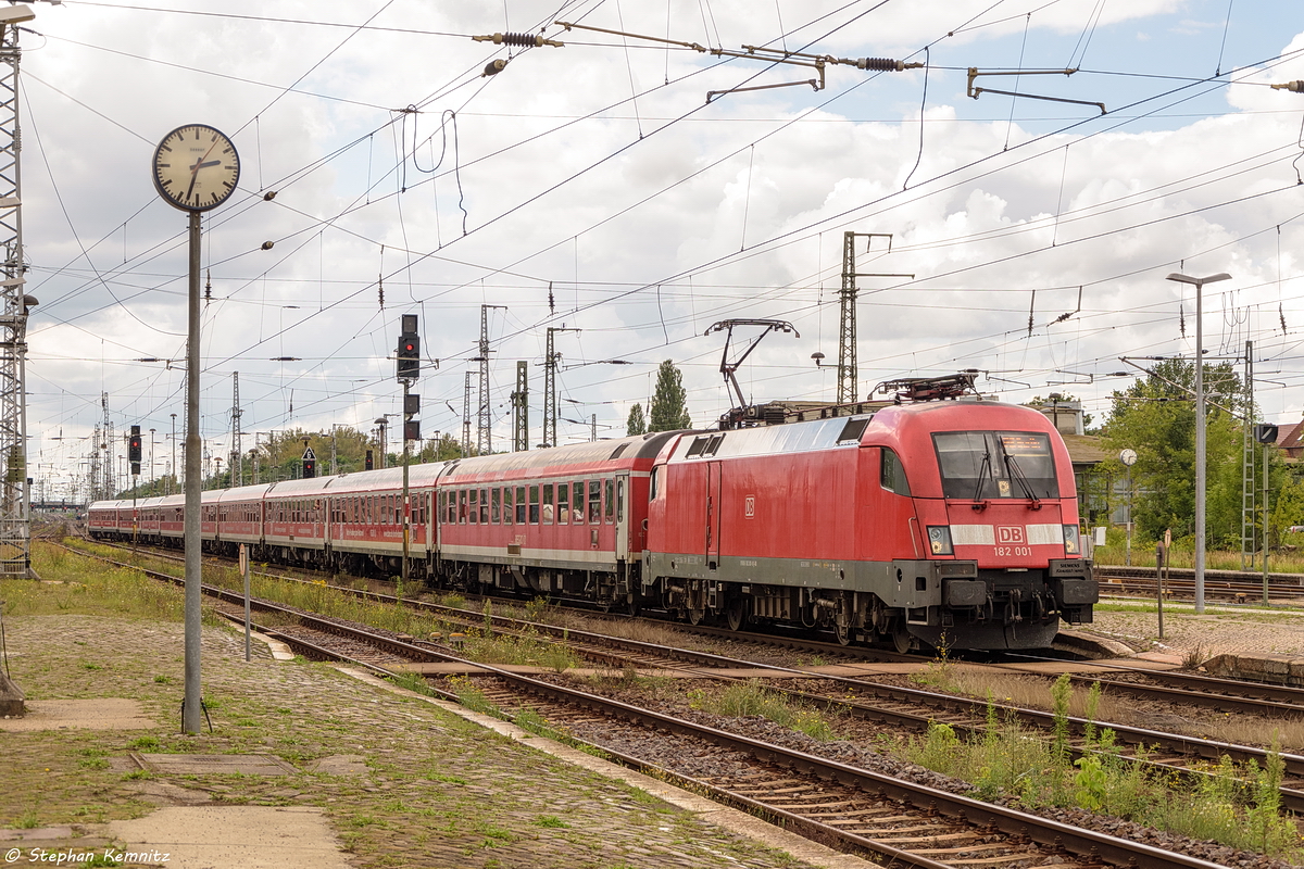 182 001 mit dem IRE 4275  Berlin-Hamburg-Express  von Hamburg Hbf nach Berlin Ostbahnhof, bei der Einfahrt in Stendal. 13.08.2017