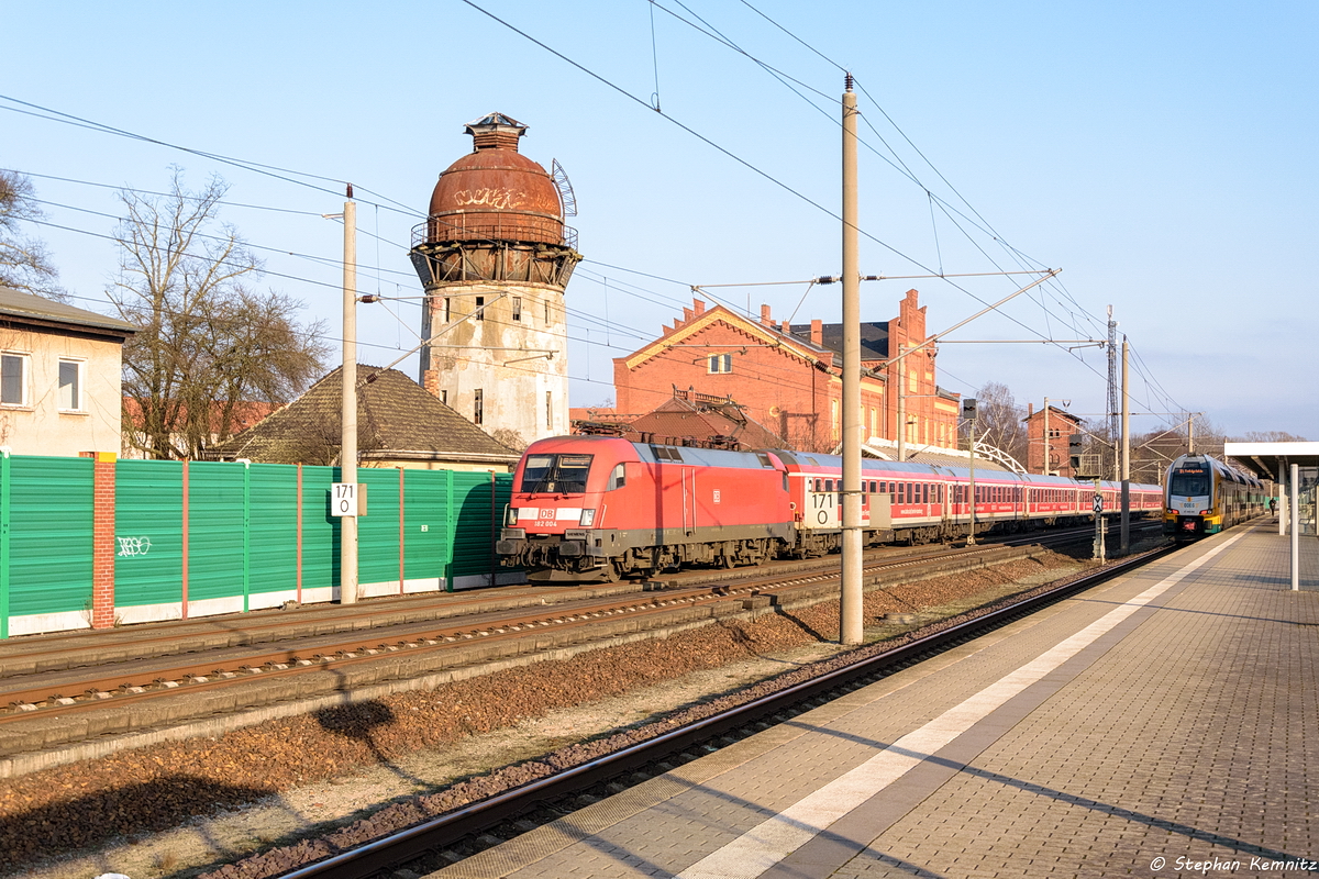 182 004 mit dem IRE 4278  Berlin-Hamburg-Express  von Berlin Ostbahnhof nach Hamburg Hbf in Rathenow. 14.01.2018