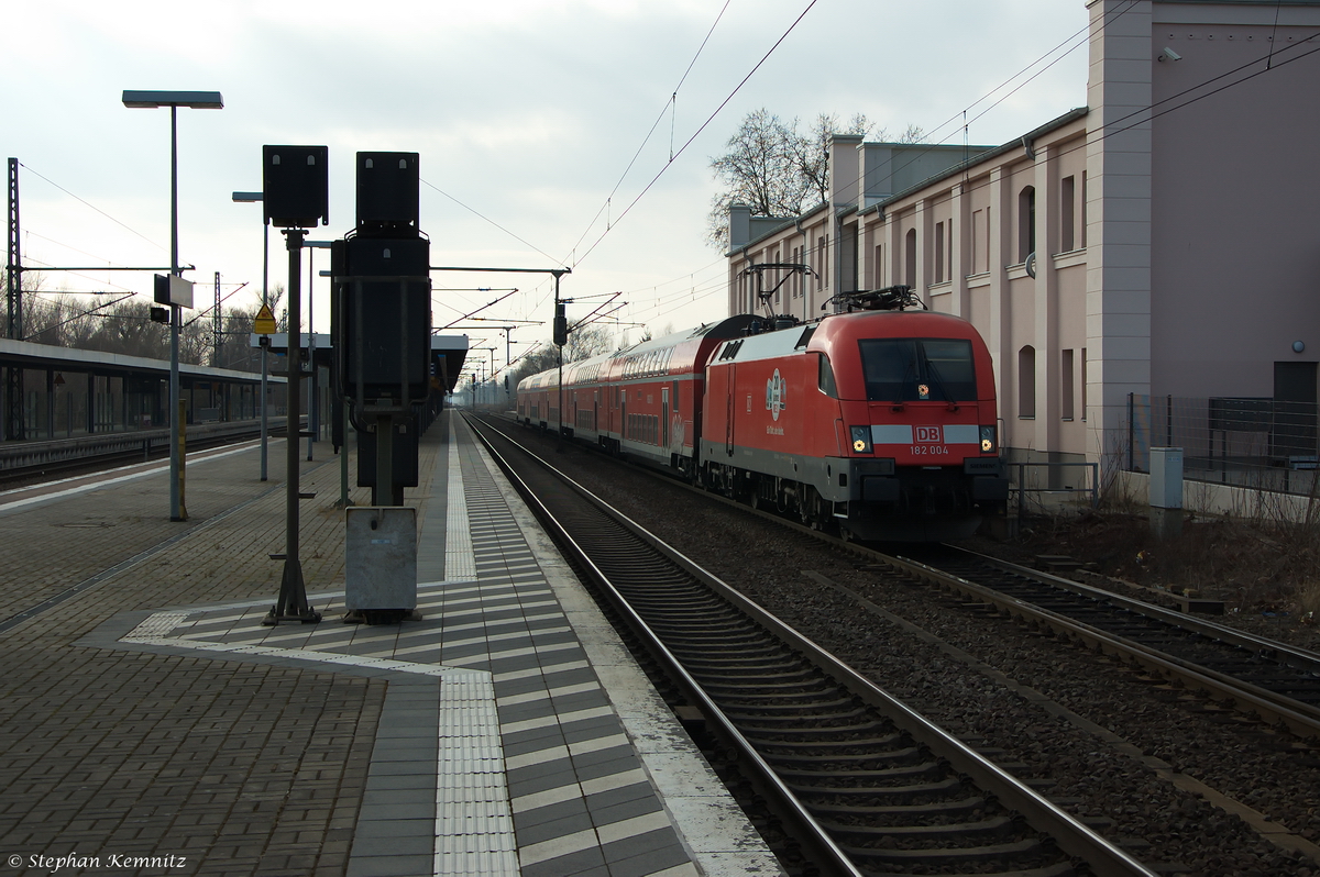 182 004 mit dem RE1 (RE 18185) von Brandenburg Hbf nach Frankfurt(Oder), bei der Ausfahrt aus dem Brandenburger Hbf. 20.02.2015