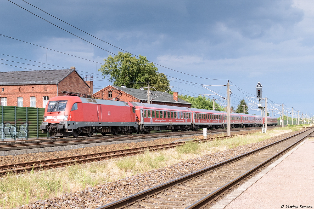 182 005 mit dem IRE 4272  Berlin-Hamburg-Express  von Berlin Ostbahnhof nach Hamburg Hbf in Großwudicke. 12.07.2018