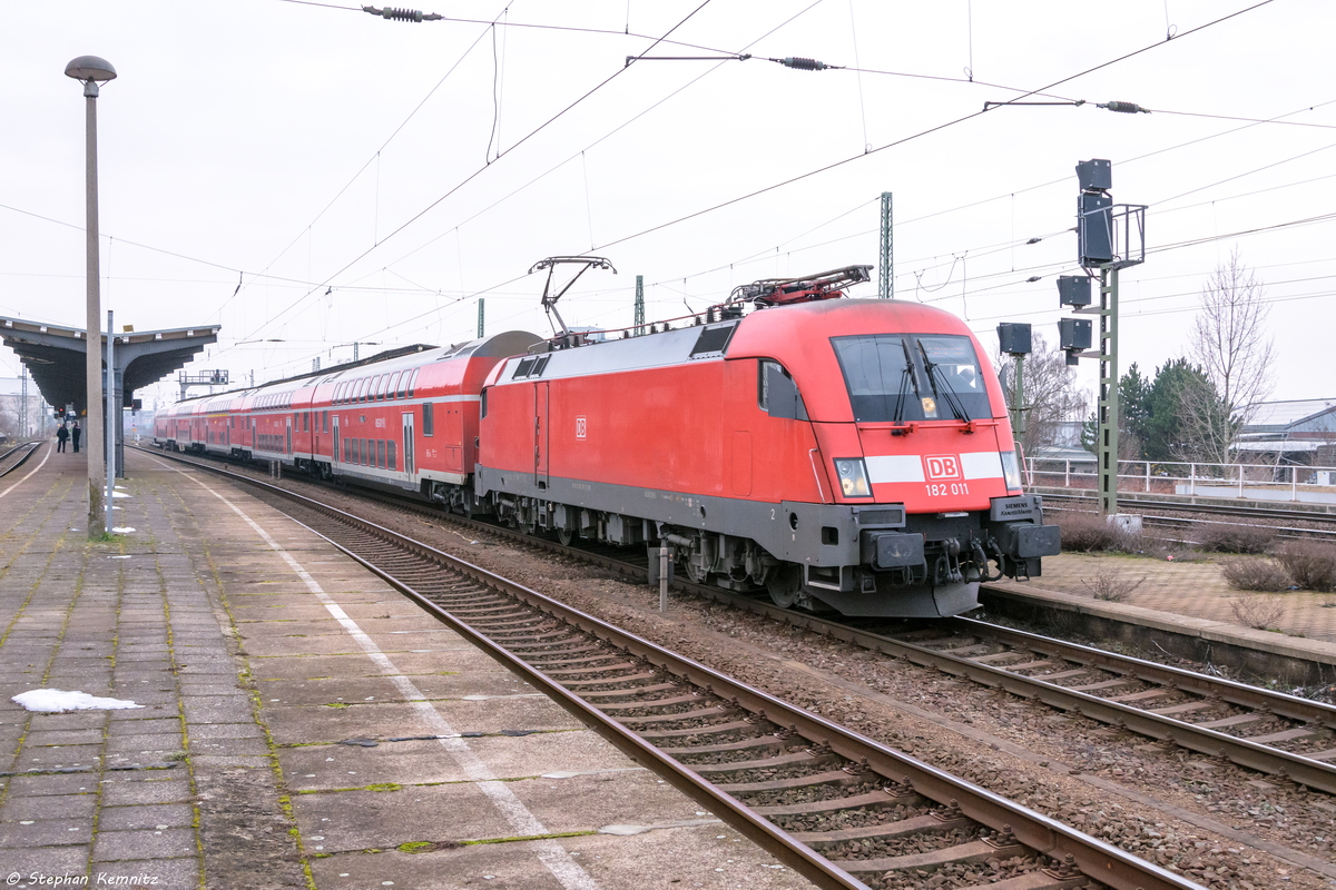 182 011 mit dem RE1 (RE 18117) von Magdeburg Hbf nach Frankfurt(Oder) in Magdeburg-Neustadt. 16.01.2016