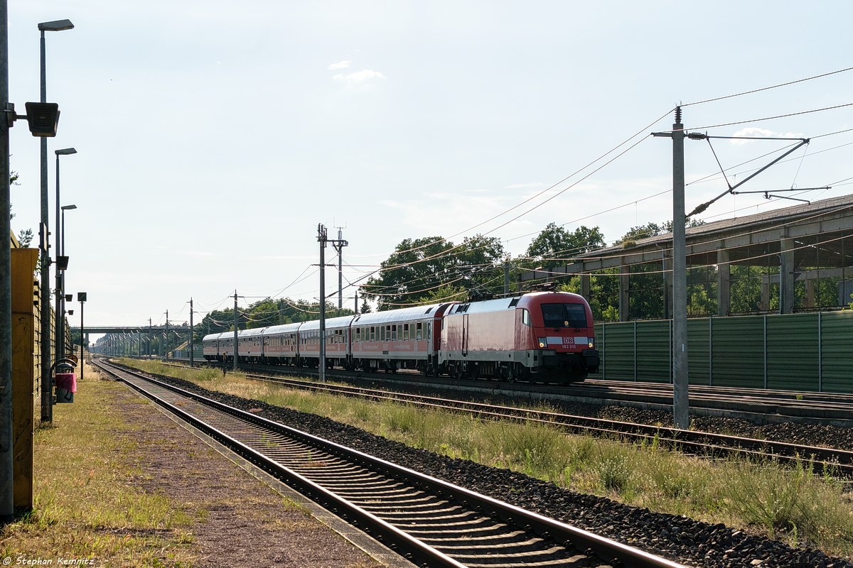 182 015 mit dem IRE 4277  Berlin-Hamburg-Express  von Hamburg Hbf nach Berlin Ostbahnhof in Großwudicke. 28.06.2018