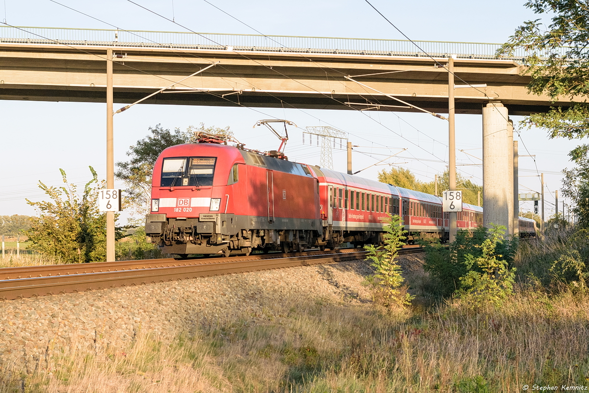 182 020 mit dem IRE 4272  Berlin-Hamburg-Express  von Berlin Ostbahnhof nach Hamburg Hbf in Nennhausen. 05.10.2018